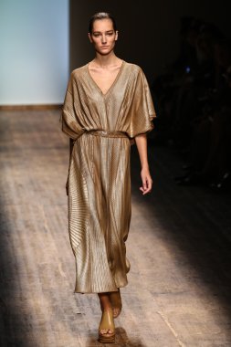 Manken, Salvatore Ferragamo sırasında podyumda yürüyor.