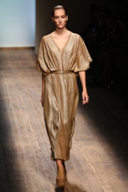 Manken, Salvatore Ferragamo sırasında podyumda yürüyor.