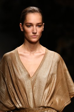 Manken, Salvatore Ferragamo sırasında podyumda yürüyor.