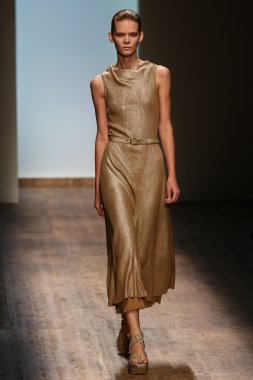 Manken, Salvatore Ferragamo sırasında podyumda yürüyor.