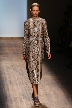 Manken, Salvatore Ferragamo sırasında podyumda yürüyor.