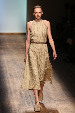 Manken, Salvatore Ferragamo sırasında podyumda yürüyor.