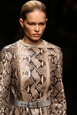 Manken, Salvatore Ferragamo sırasında podyumda yürüyor.