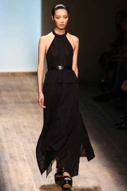 Manken, Salvatore Ferragamo sırasında podyumda yürüyor.