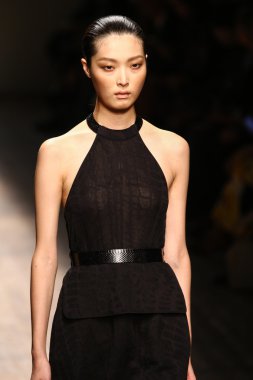 Manken, Salvatore Ferragamo sırasında podyumda yürüyor.