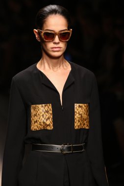 Manken, Salvatore Ferragamo sırasında podyumda yürüyor.