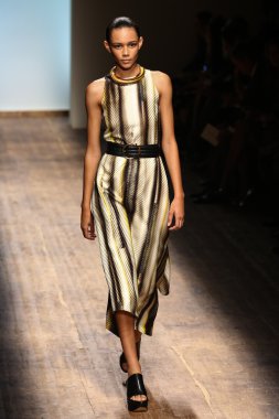 Manken, Salvatore Ferragamo sırasında podyumda yürüyor.