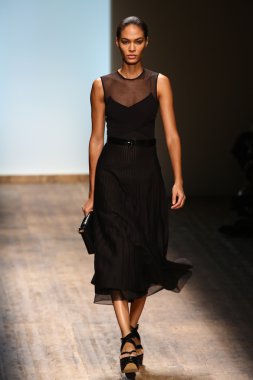 Manken, Salvatore Ferragamo sırasında podyumda yürüyor.