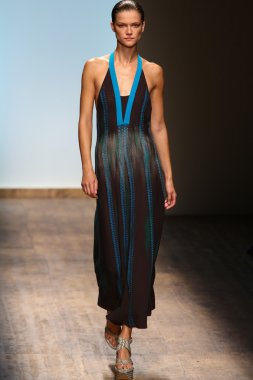 Manken, Salvatore Ferragamo sırasında podyumda yürüyor.