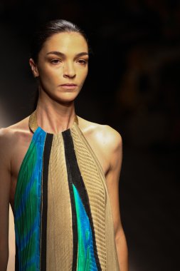 Manken, Salvatore Ferragamo sırasında podyumda yürüyor.