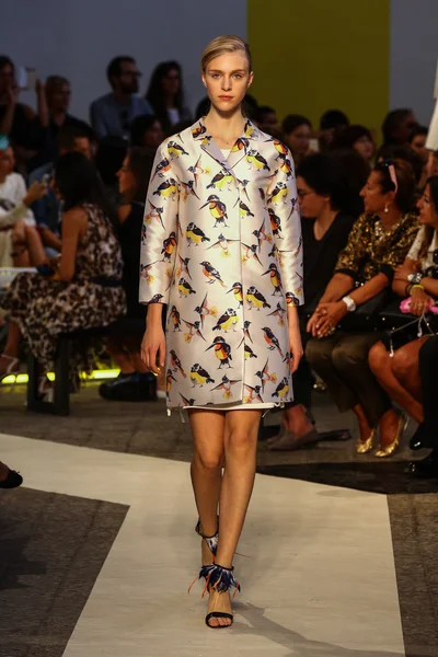 Model walks the runway during the MSGM show — Stock Photo, Image