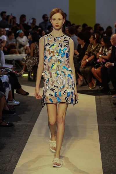 Model walks the runway during the MSGM show — Stock Photo, Image