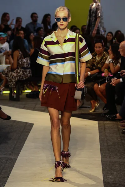 Modèle marche sur la piste pendant le MSGM show — Photo