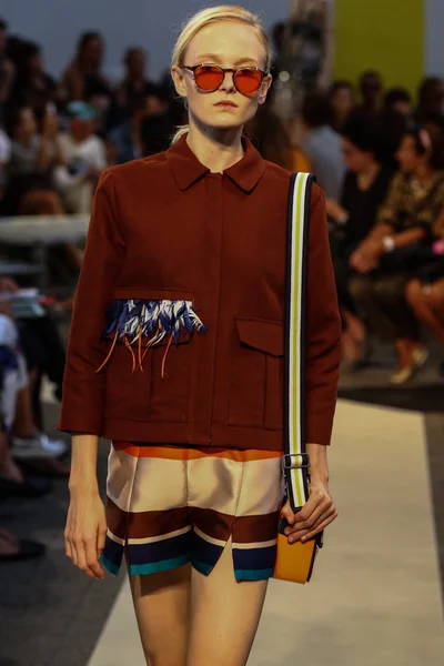 Model spacery pasa startowego podczas msgm show — Zdjęcie stockowe