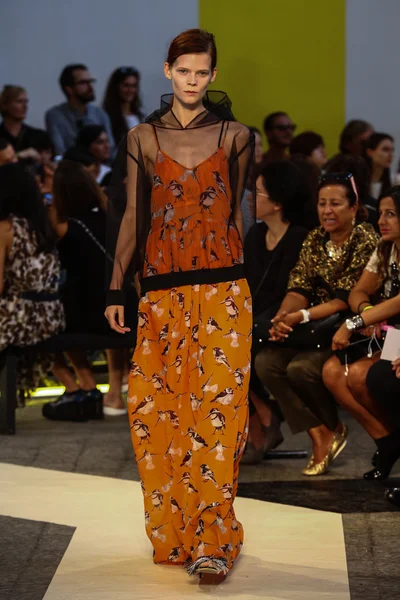 Modèle marche sur la piste pendant le MSGM show — Photo