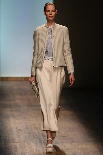 Modelo camina por la pasarela durante el espectáculo Salvatore Ferragamo — Foto de Stock