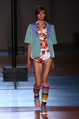 modeli pist au jour le jour gösterisi sırasında yürür.