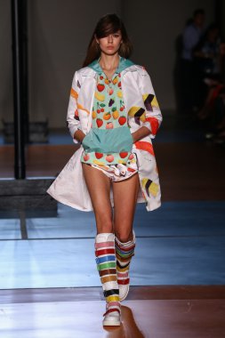 modeli pist au jour le jour gösterisi sırasında yürür.