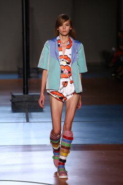 modeli pist au jour le jour gösterisi sırasında yürür.