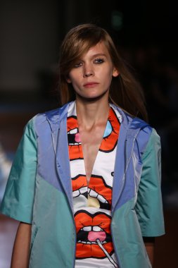 modeli pist au jour le jour gösterisi sırasında yürür.