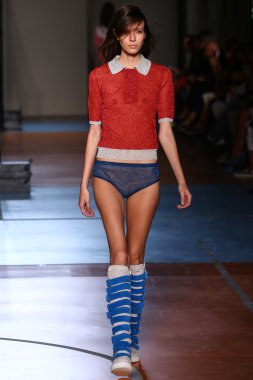 modeli pist au jour le jour gösterisi sırasında yürür.