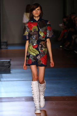 modeli pist au jour le jour gösterisi sırasında yürür.