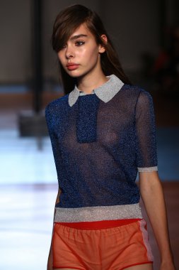 modeli pist au jour le jour gösterisi sırasında yürür.