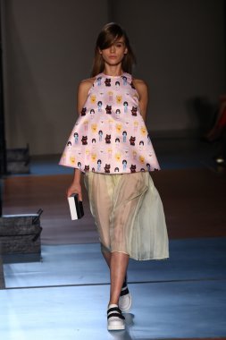 modeli pist au jour le jour gösterisi sırasında yürür.