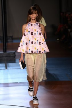 modeli pist au jour le jour gösterisi sırasında yürür.