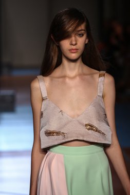 modeli pist au jour le jour gösterisi sırasında yürür.