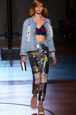 modeli pist au jour le jour gösterisi sırasında yürür.