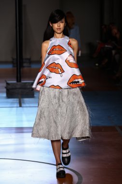 modeli pist au jour le jour gösterisi sırasında yürür.