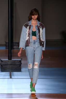 modeli pist au jour le jour gösterisi sırasında yürür.