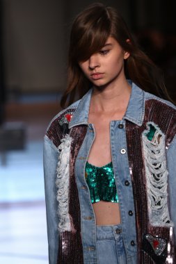 modeli pist au jour le jour gösterisi sırasında yürür.