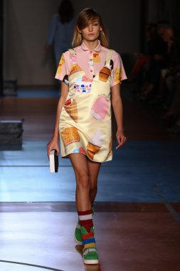 modeli pist au jour le jour gösterisi sırasında yürür.