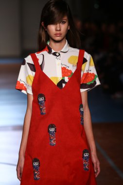 modeli pist au jour le jour gösterisi sırasında yürür.