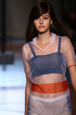 modeli pist au jour le jour gösterisi sırasında yürür.