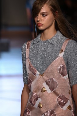 modeli pist au jour le jour gösterisi sırasında yürür.