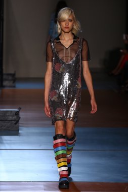 modeli pist au jour le jour gösterisi sırasında yürür.