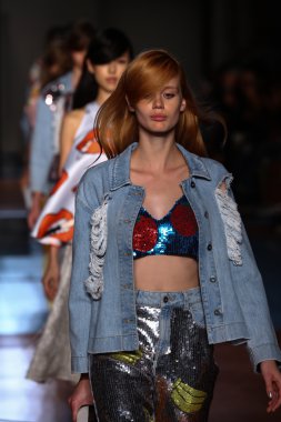 modelleri pist finale au jour le jour gösterisi sırasında yürümek.