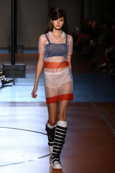 Model walks the runway during the Au jour le jour show — Stock Photo, Image