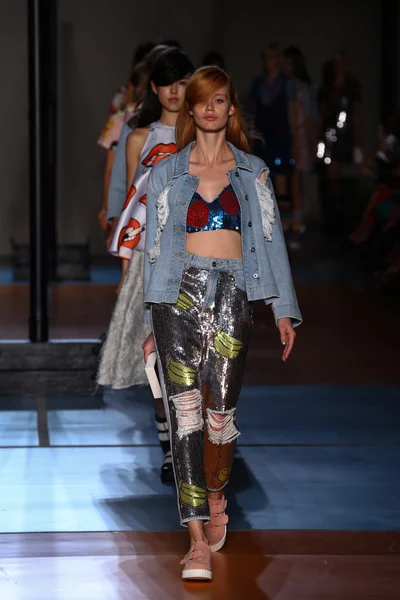 Models walk the runway finale during the Au jour le jour show — Stock Photo, Image