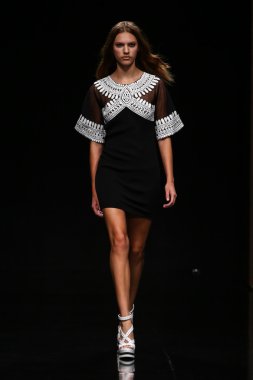 modeli pist john richmond gösterisi sırasında yürür.