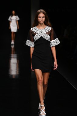 modeli pist john richmond gösterisi sırasında yürür.