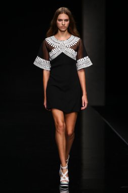 modeli pist john richmond gösterisi sırasında yürür.