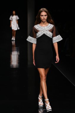 modeli pist john richmond gösterisi sırasında yürür.