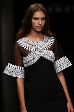 modeli pist john richmond gösterisi sırasında yürür.