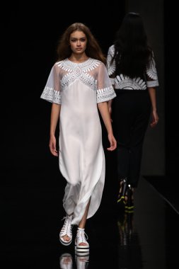 modeli pist john richmond gösterisi sırasında yürür.