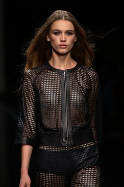 modeli pist john richmond gösterisi sırasında yürür.