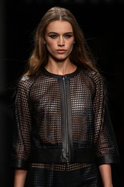 modeli pist john richmond gösterisi sırasında yürür.